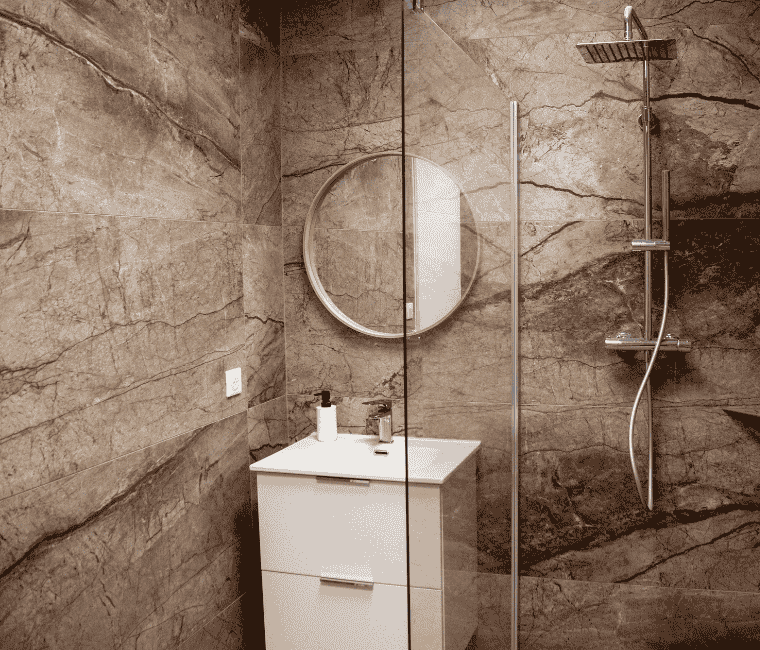 carrelage mural effet marbre dans une douche à mimizan