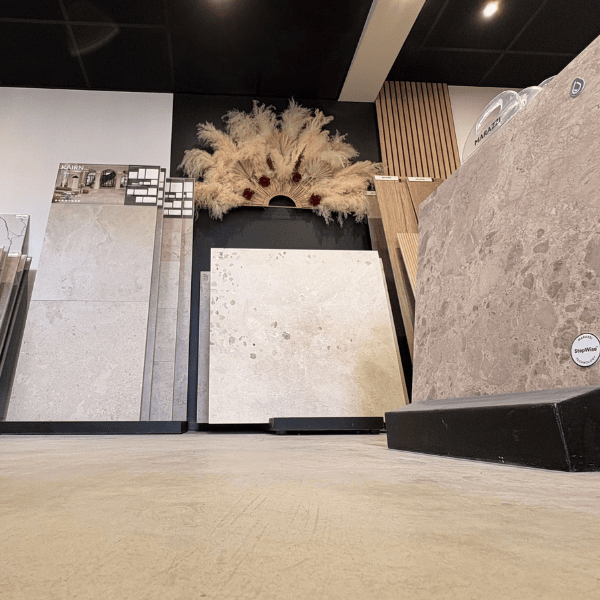 Exposition de carrelage dans un showroom à Parentis en Born