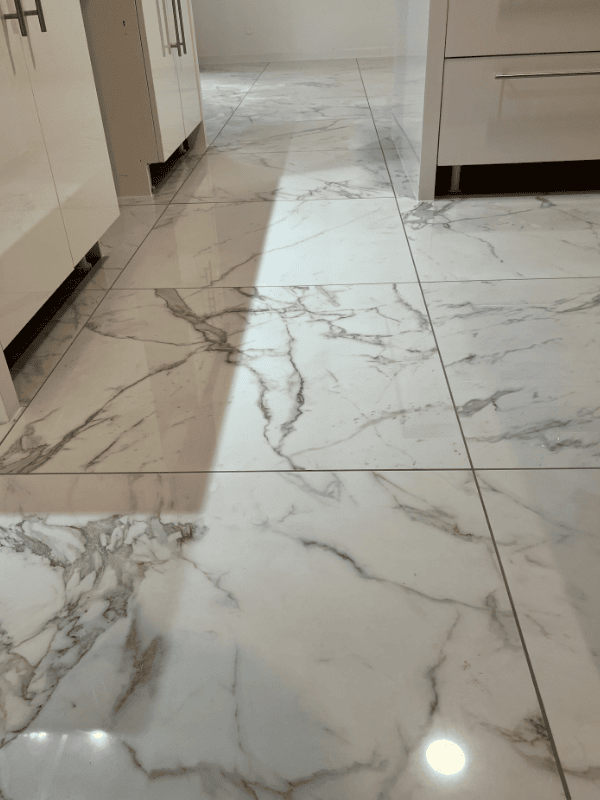 pose de carrelage dans une cuisine à biscarosse