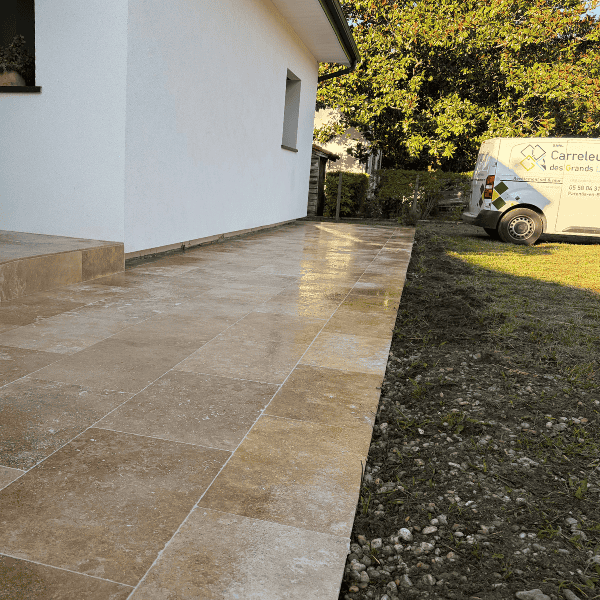 Carrelage posé sur une terrasse dans les Landes