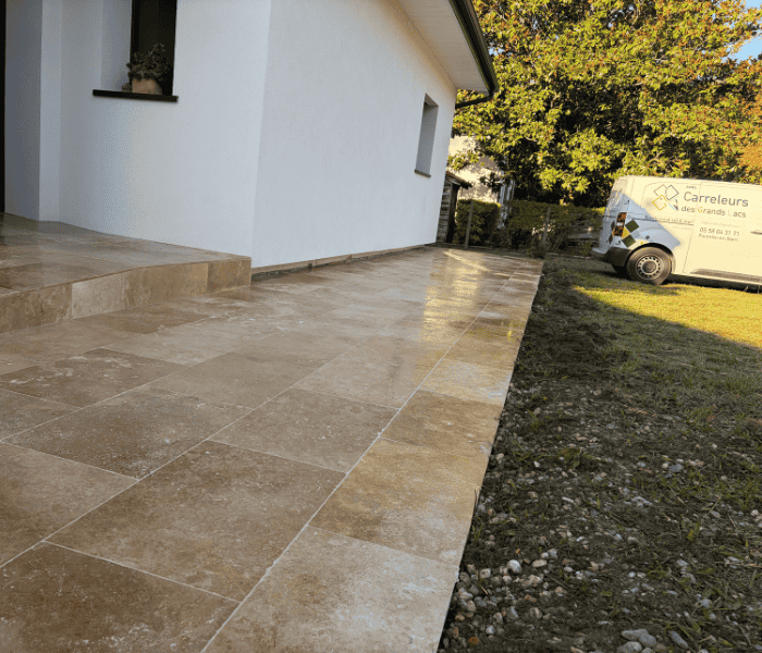 pose de carrelage sur une terrasse à biscarosse