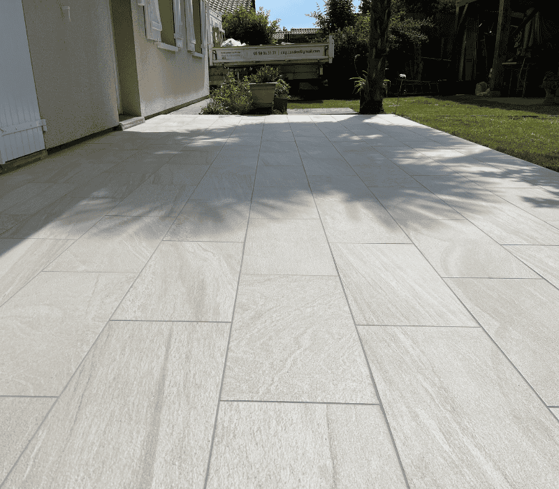 pose de carrelage sur une terrasse extérieure à la teste de buch