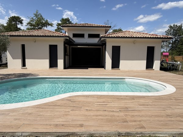 Réalisation d’une terrasse en carrelage imitation bois et chape à Moustey