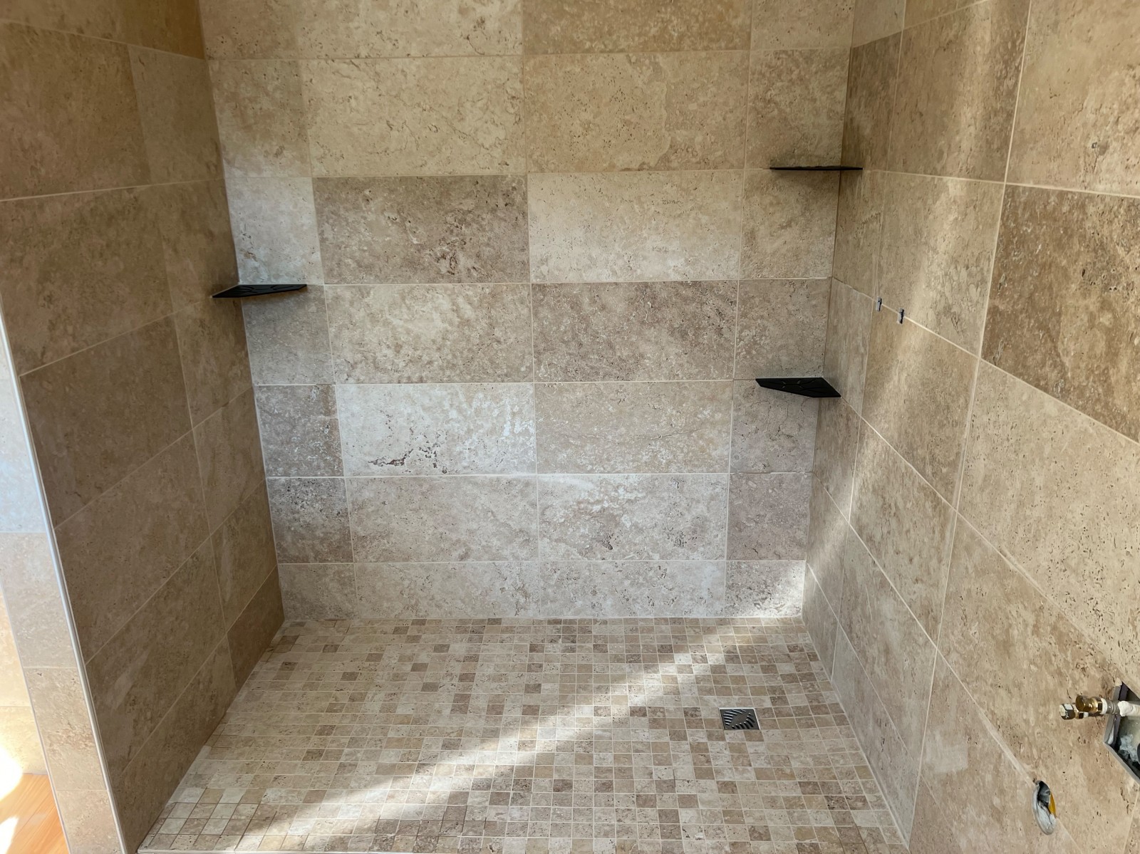 Rénovation d'une salle de bain à Ychoux avec pose de faïence en imitation travertin naturel et tablette SCHLUTER