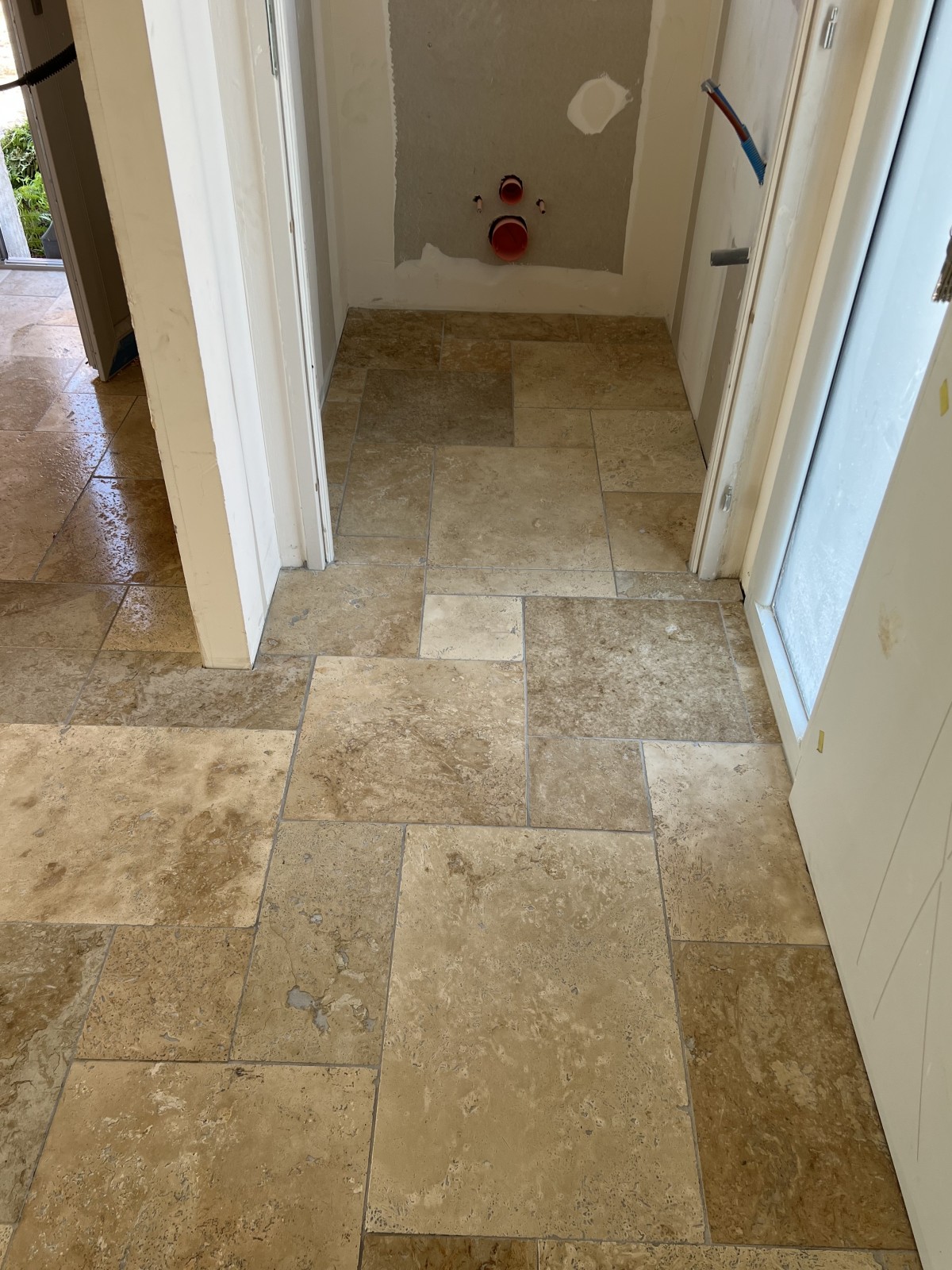 Pose de carrelage au sol à Biscarrosse (travertin et effet parquet) et mural (faïence effet marbre) dans une maison neuve
