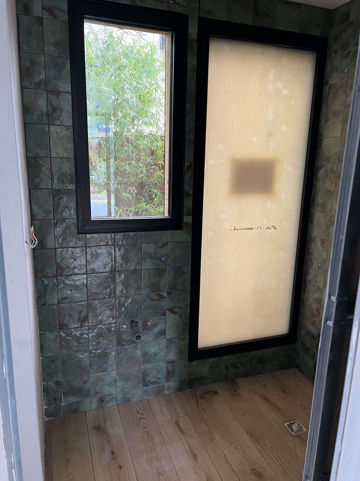 Création d'une salle de bain avec douche italienne et pose de carrelage 10x10 à Arcachon