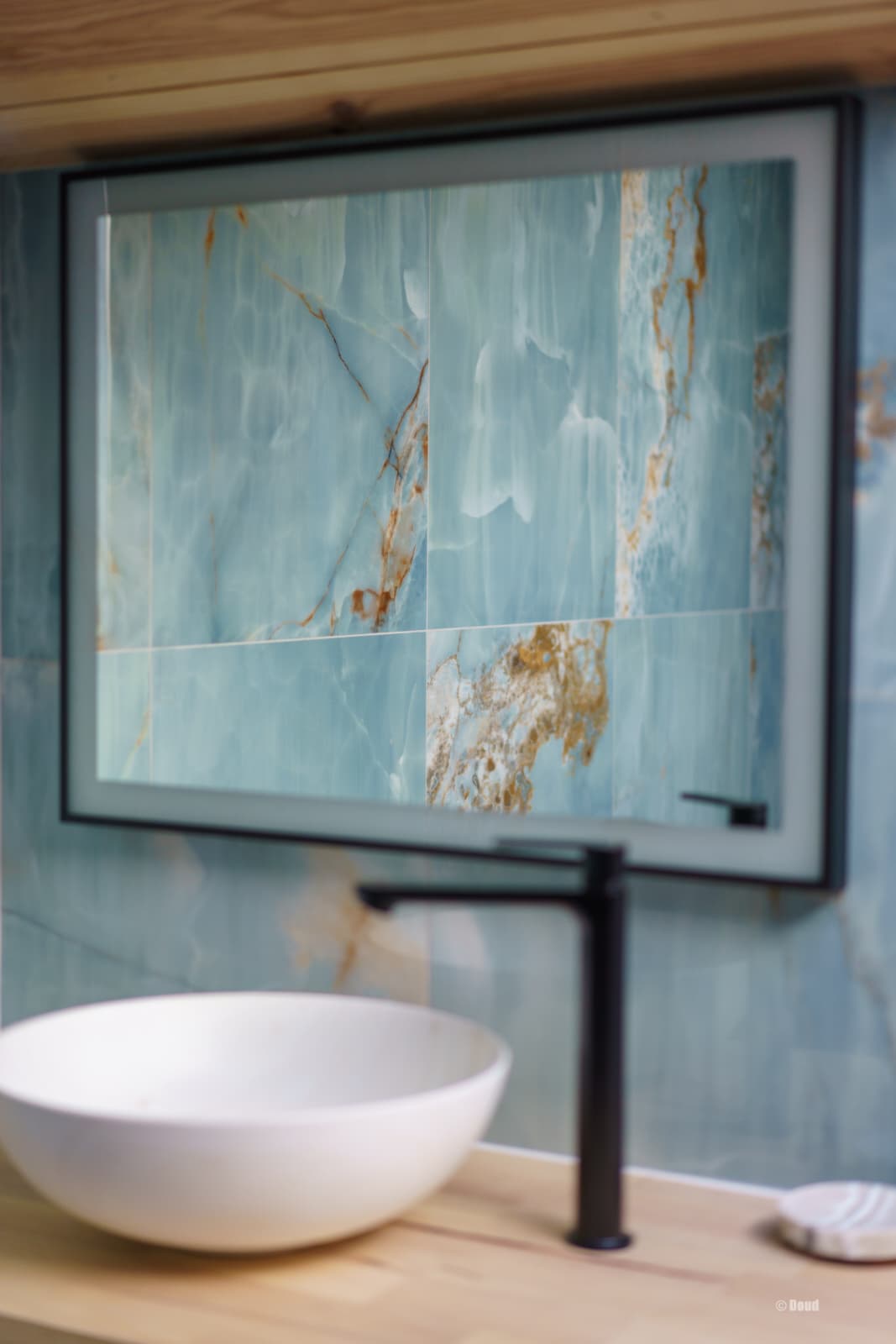 Salle de bain en carrelage effet marbre bleu et doré à Ondres