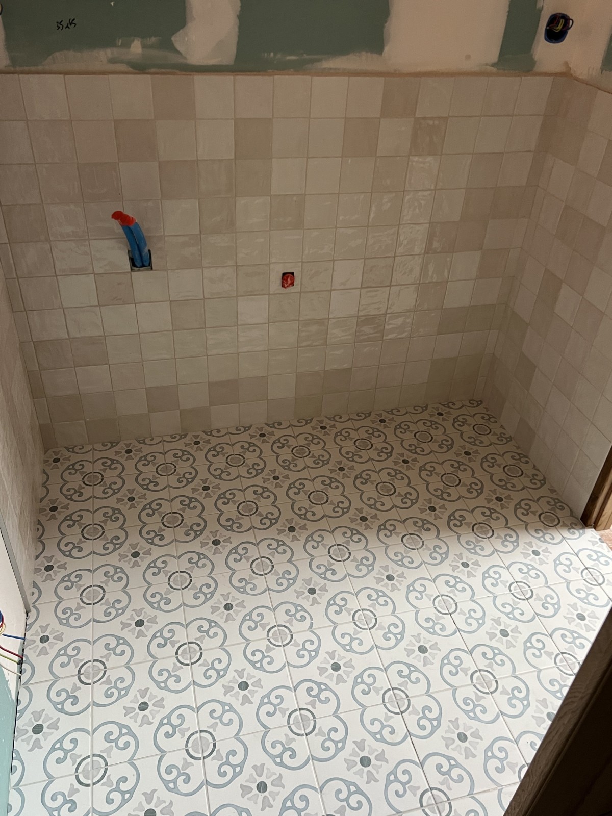 Création d'une salle de bain à Parentis en Born avec effet carreaux de ciment en 10x10 en zellige sur une petite salle de bain dans une ancienne grange.