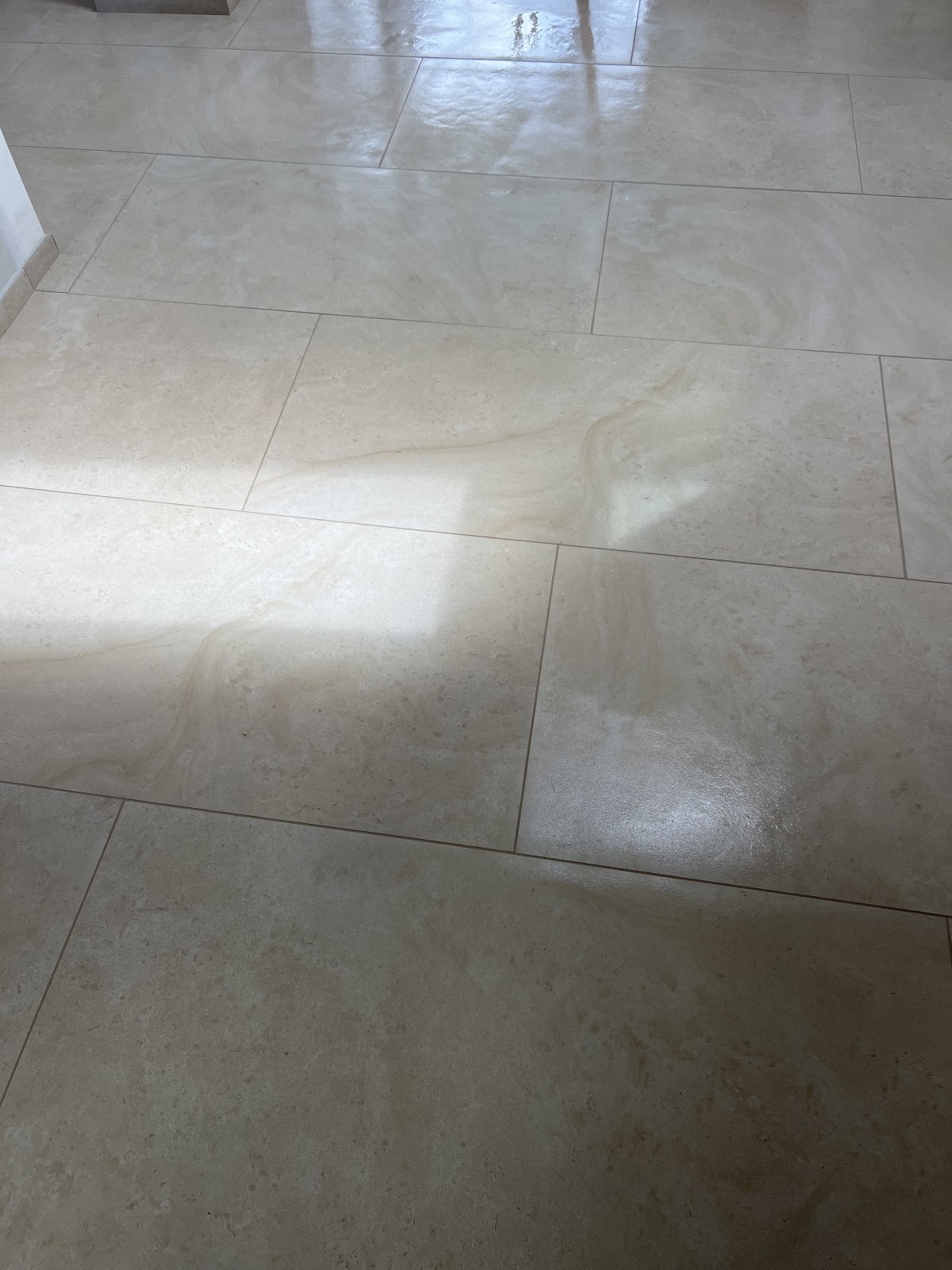 Rénovation d'un carrelage au sol de maison à Biscarosse Lac avec pose de carrelage 60x120 effet pierre de bourgogne