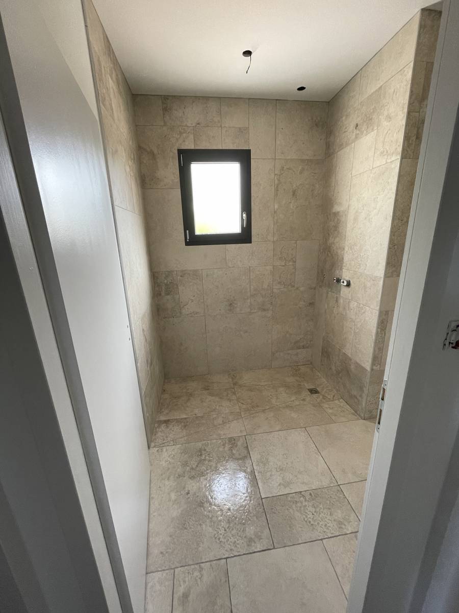 Pose de carrelage en neuf sur une salle de bain située à Biscarrosse