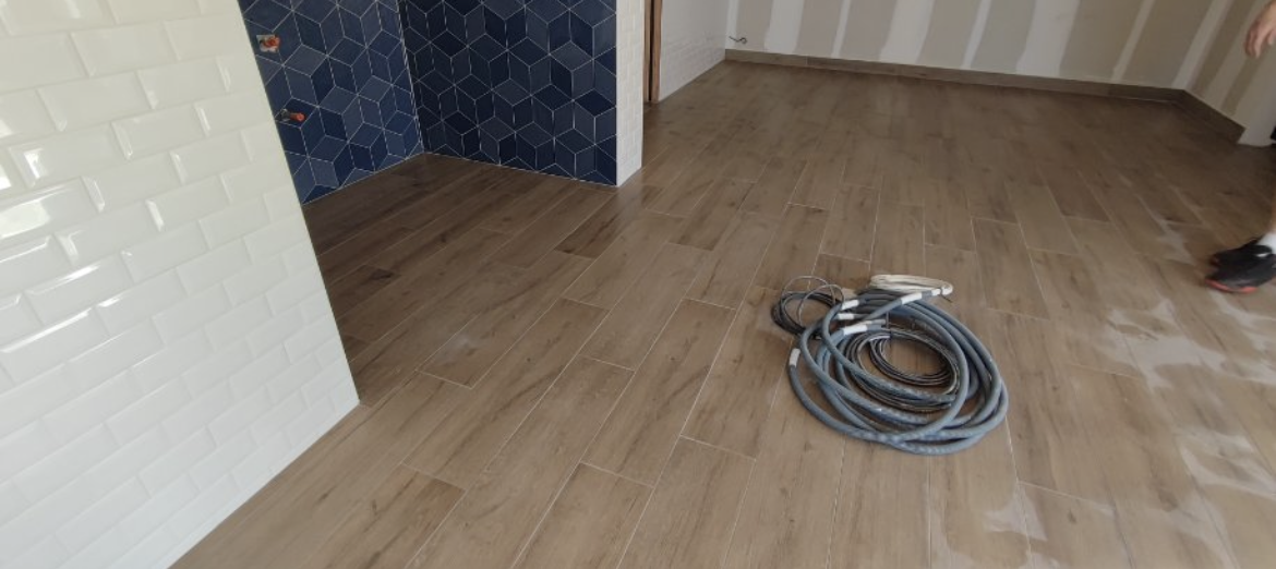 Comment rénover le carrelage de mon commerce situé à Saint-Julien-en-Born ?