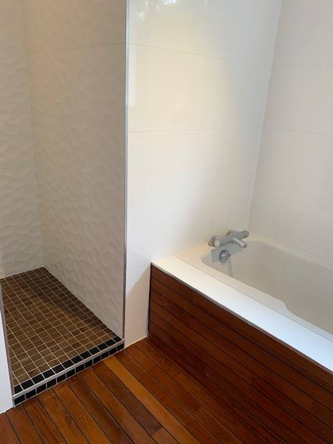 Pose de faïence pour la réalisation d’une salle de bain avec douche à l’italienne sur la commune de La Teste-de-Buch.