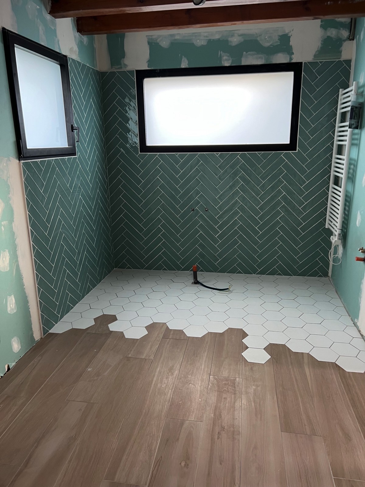 Création d'une douche à l'italienne avec carrelage hexagonal blanc + pose en chevron d'une faïence bleue en Zellige