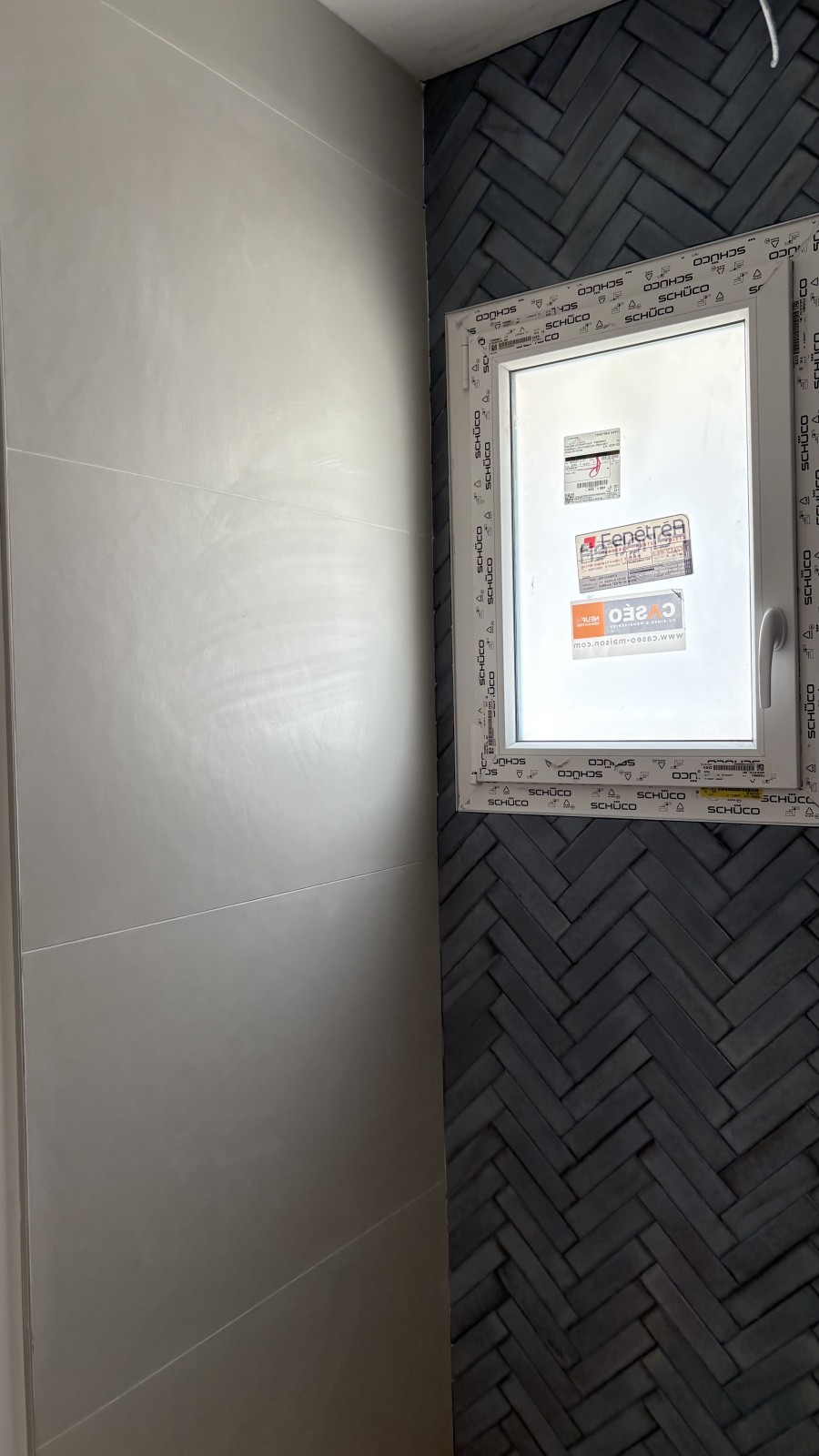 Pose de faïence murale chevrons avec baguettes Schlüter par carreleur décoratif à Biscarrosse - Pose murale haut de gamme à Biscarrosse Plage