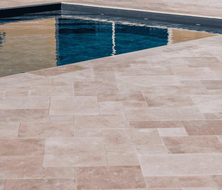 carrelage en travertin autour d'une piscine à La teste de buch