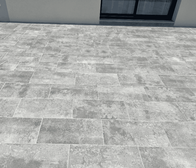 carrelage en travertin sur une terrasse extérieure dans les Landes